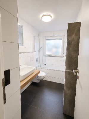 Saniertes Bad mit Badewanne und Dusche