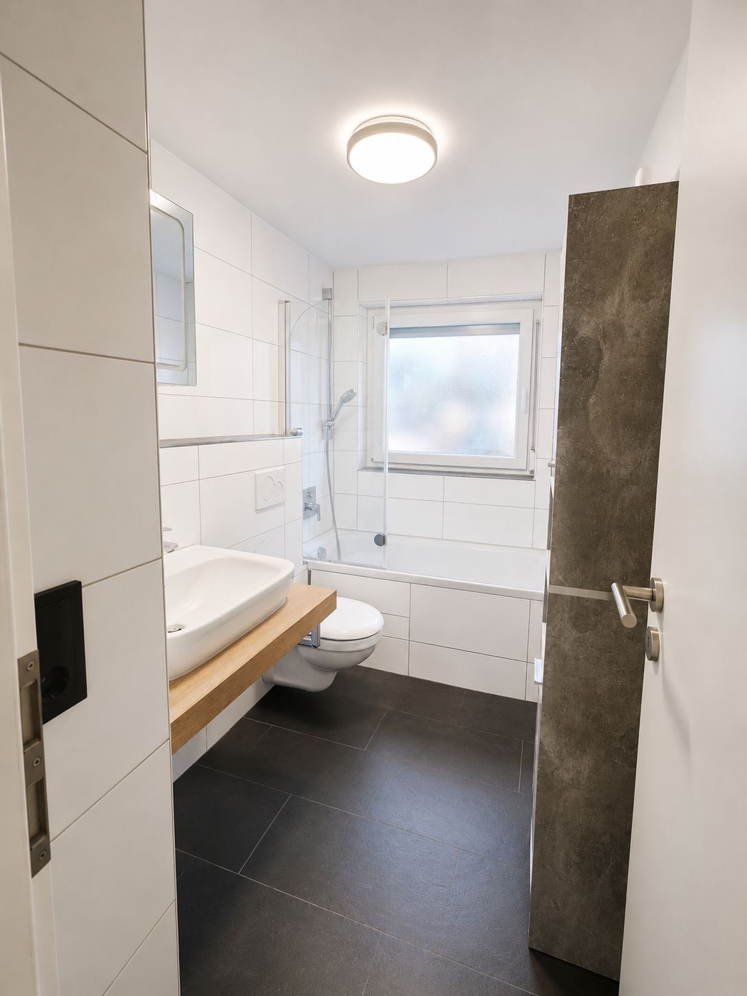 Modern saniertes Badezimmer im A23