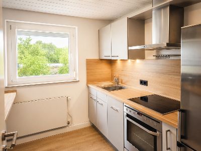 Gemeinschaftsküche mit Spüle und Gartenblick